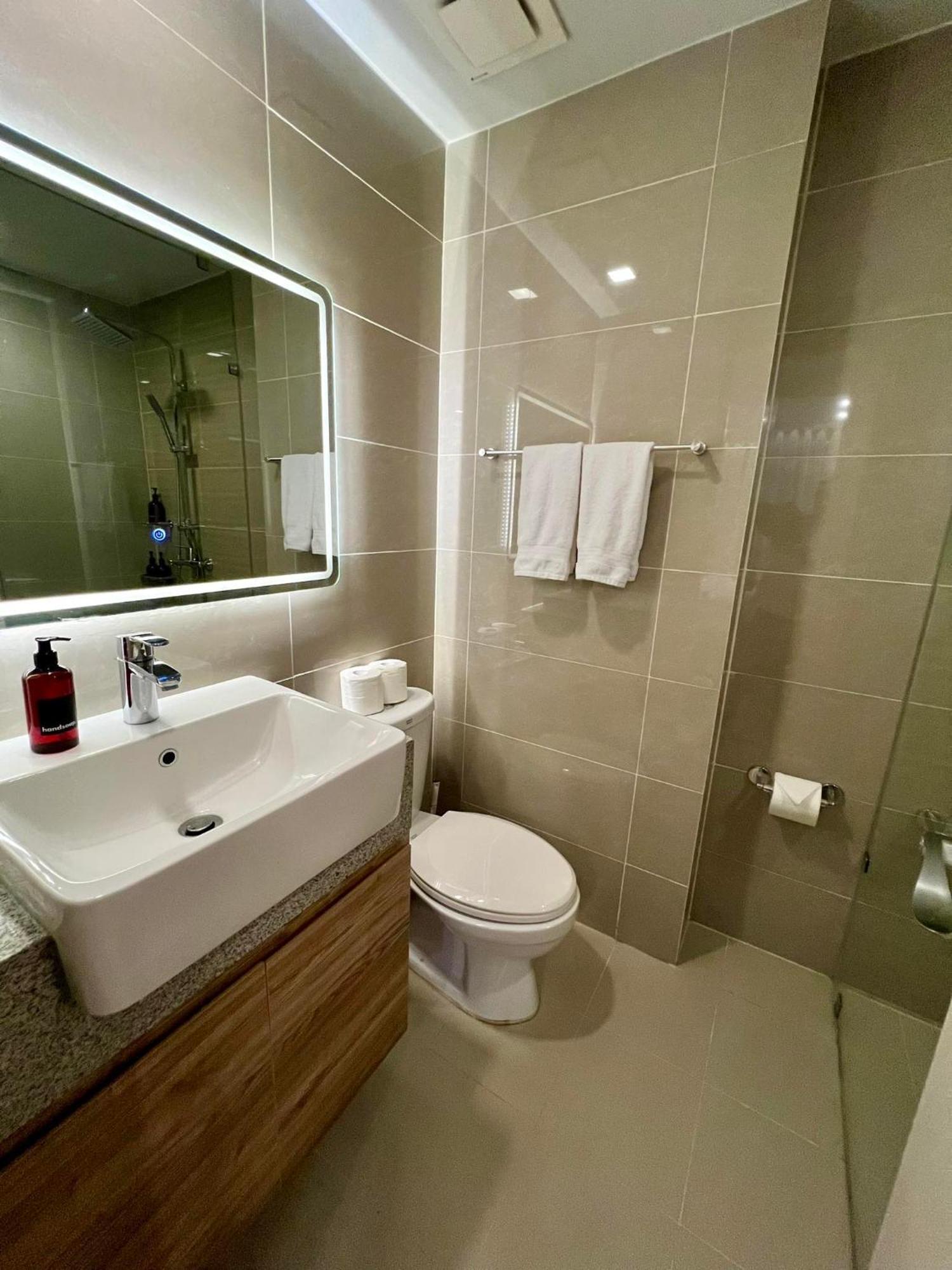 Hotel Vibe Condo At Uptown Parksuites Bgc Taguig Dış mekan fotoğraf